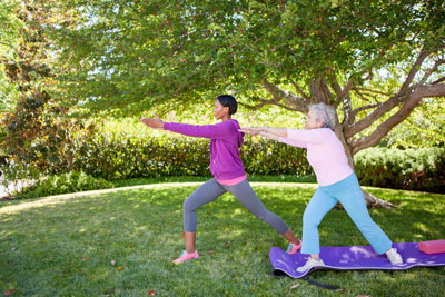 aînées qui pratique du yoga et étirement