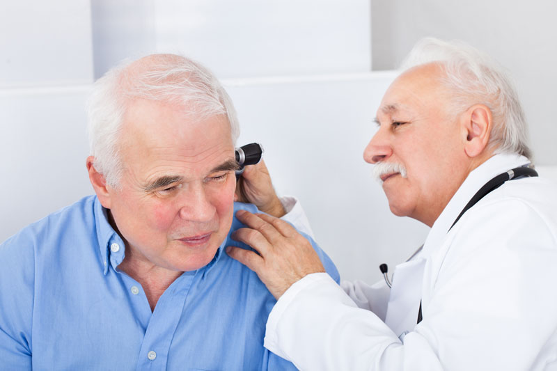 ainés avec docteur qui verifie ces oreilles pour des probleme auditives